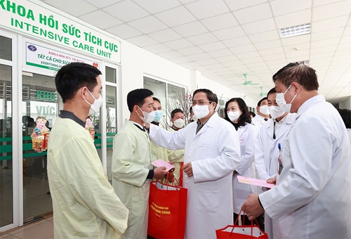 Thủ tướng Chính phủ Phạm Minh Chính thăm, chúc Tết tại các bệnh viện ở Hà Nội